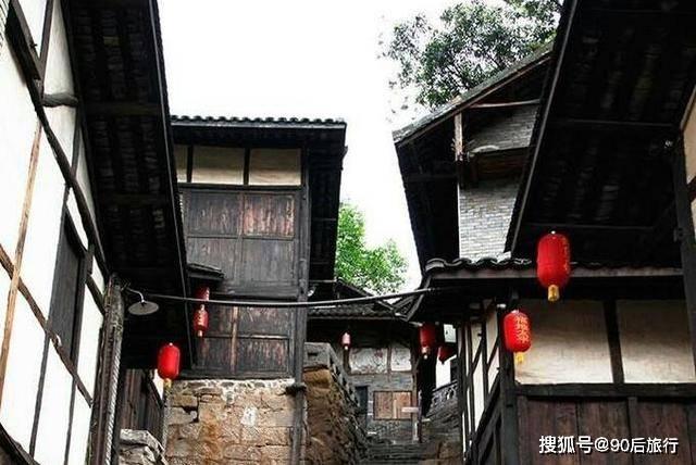 女子因天寒在ATM间候车被隔空驱赶，客服：ATM间不能停留超过8分钟